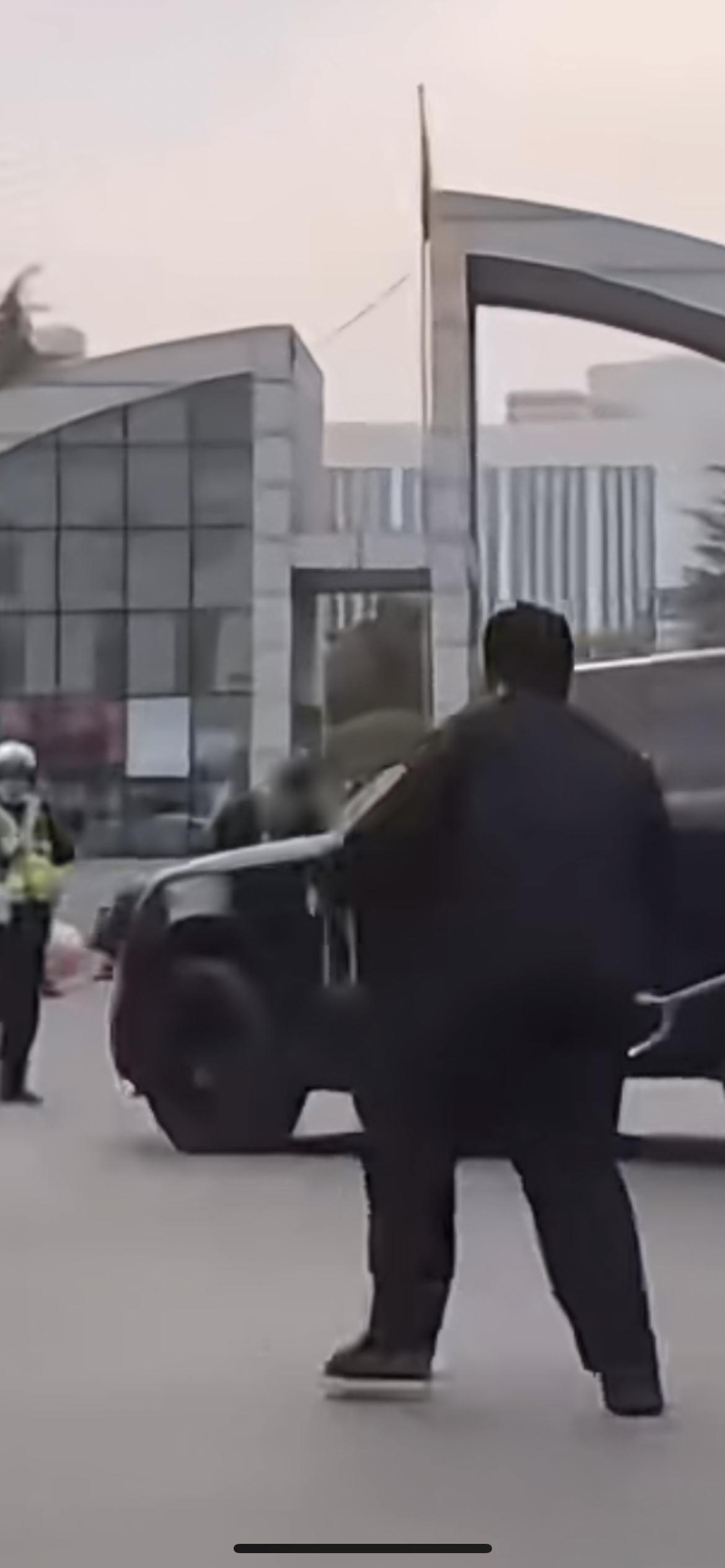 11月12日河南郑州，男子持刀拒捕对抗民警僵持不下！路虎车主明面倒退，暗中找准时