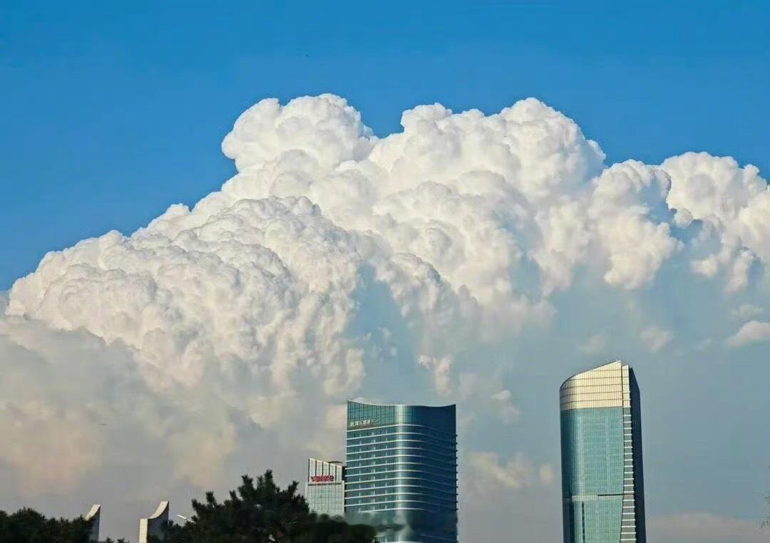 北京棉花糖云团或预示强对流要来了北京上空出现大片蓬松棉花糖状云团，层层堆叠颜值颇