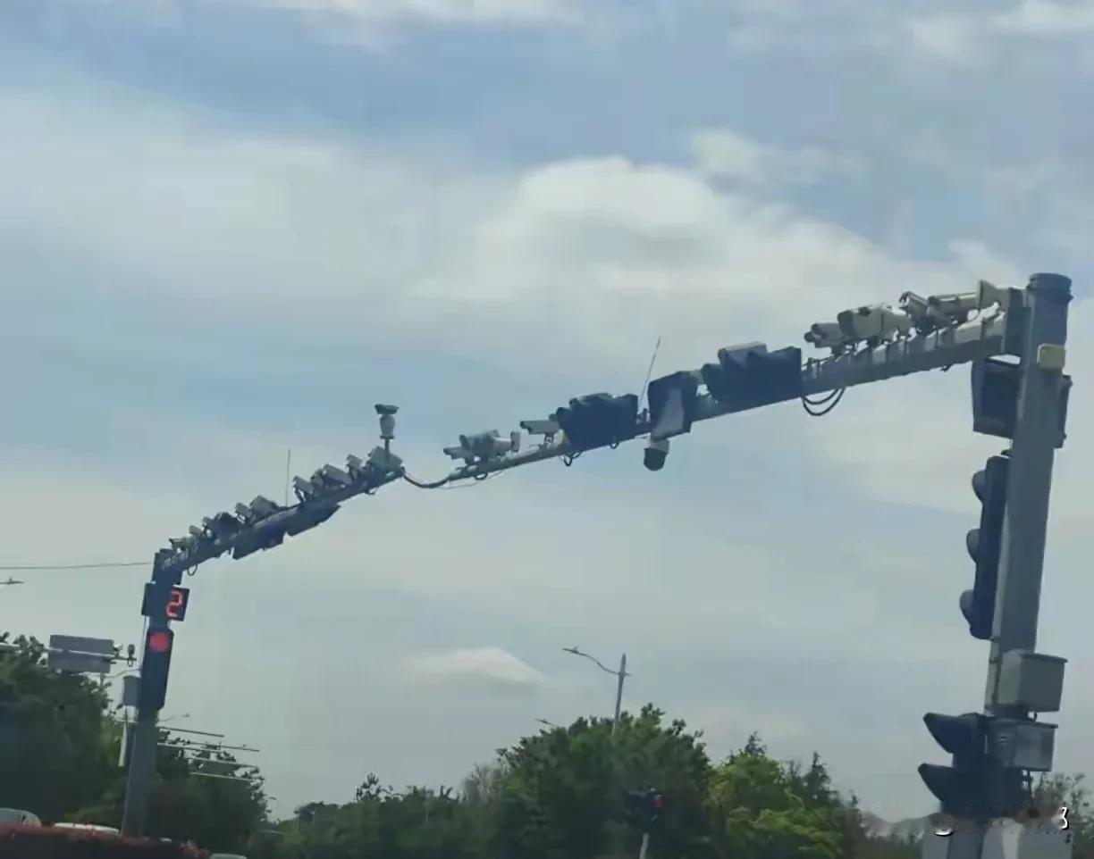 摄像头、照明灯，密密麻麻，青岛市城阳区黑龙江中路与山河路交叉口一道美丽的风景线，