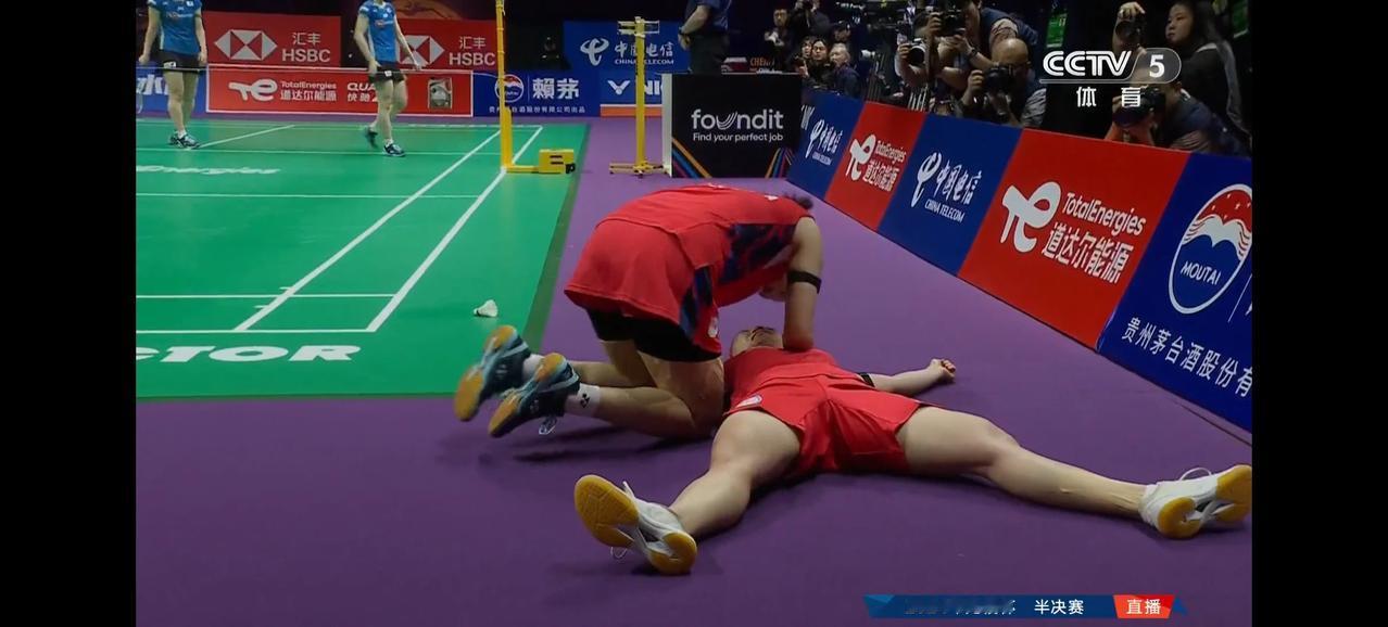 凡尘组合惊天大逆转！在刚刚进行的尤伯杯半决赛上，中国组合陈清晨/贾一凡在决胜局1