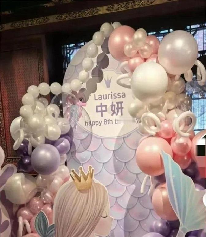 郭晶晶家大丫头霍中妍刚满八周岁，一家人没去高大上的会所，转头就钻进山西大同那家叫