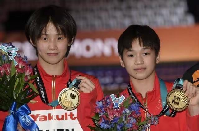 婵汐组合，断层登顶布达佩斯。从完美同步的空中姿态，到领奖台上并肩举起金牌，两个女