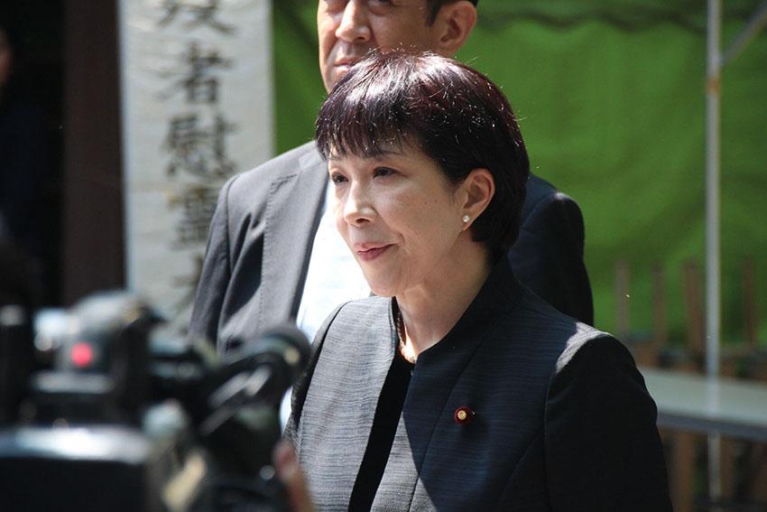 高市早苗的“8·15”日本战败日终于交卷：人不进去拜鬼、钱照送、替身代行参拜，嘴