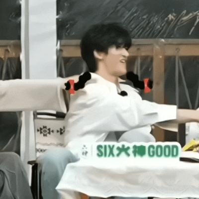 几年过去了，小邓眼里当他是小女孩的时候还是要举起双手开始微笑[泪奔]邓佳鑫 05