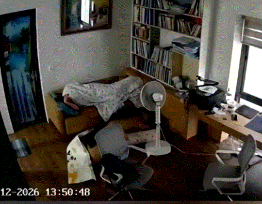 睡得太死了，2026年10月，一名年轻小伙在家把空调开到18度，关上房门，躺在沙