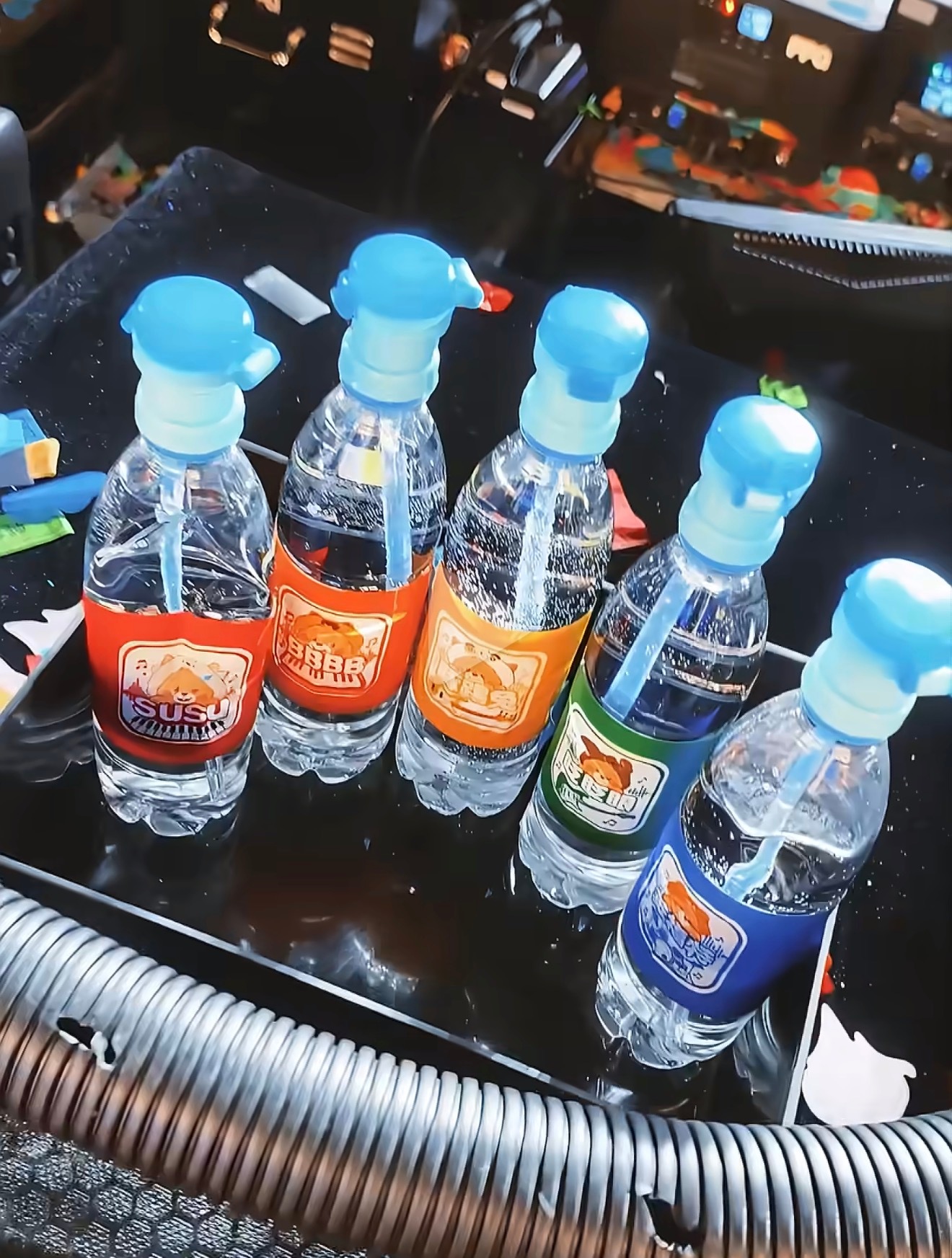 这个图细看也挺可爱 看起来刚拿来的水别人都还没有动 左航已经咕噜咕噜喝了两口了h