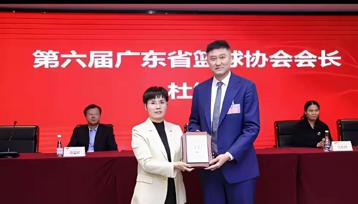 有自媒体人的言论让人哭笑不得，一方面知道杜锋是国内顶级教练，另一方面却把杜锋看成
