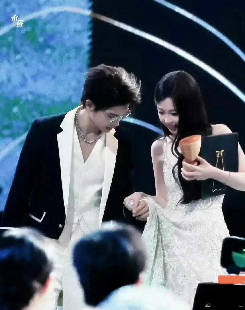 丁禹兮接虞书欣下台  舞台上的默契延续到台下！丁禹兮贴心举动，为虞书欣保驾护航。