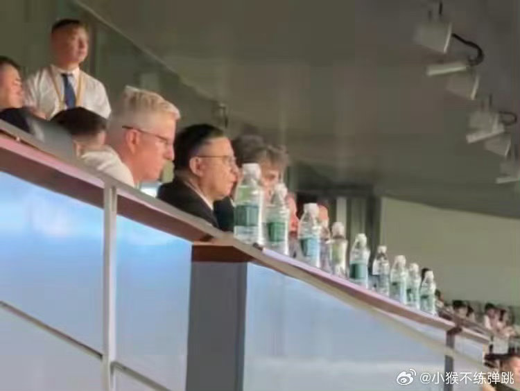 曼城CEO现场观看深圳新鹏城比赛巴塞罗那前副主席、曼城现任CEO索里亚诺亲赴深圳