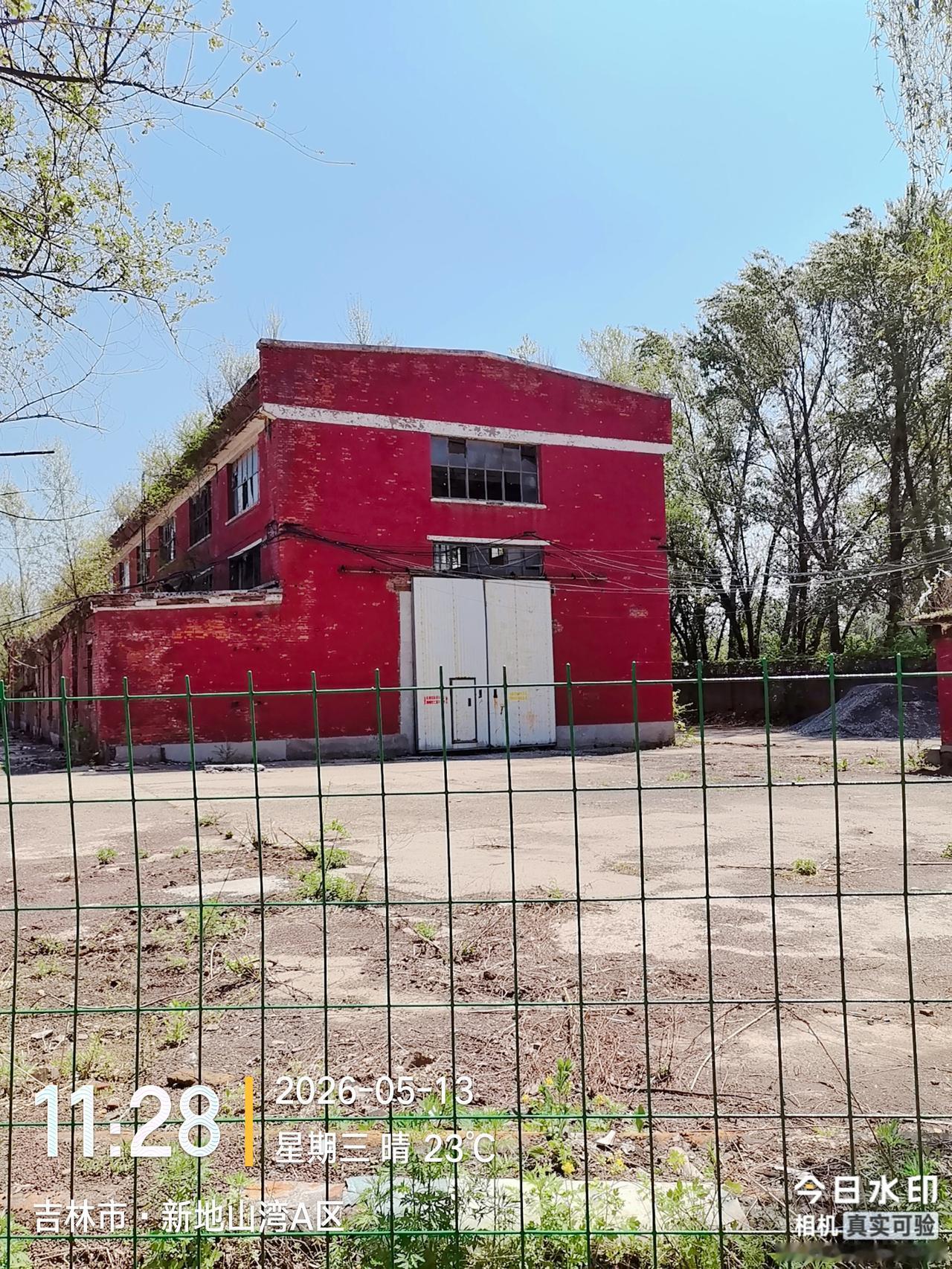 我想问一下吉林市的前辈，吉林市北华大学北校区的北面这一片砖红色的小2层楼， 3层