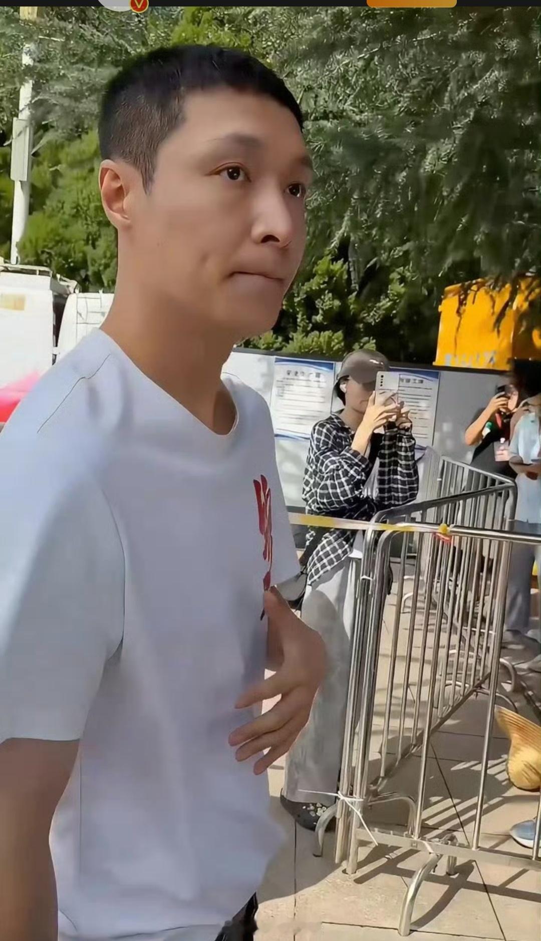 张艺兴新片《绽放》开机路透曝光，利落寸头搭配黝黑皮肤，硬汉氛围感直接拉满，整个人