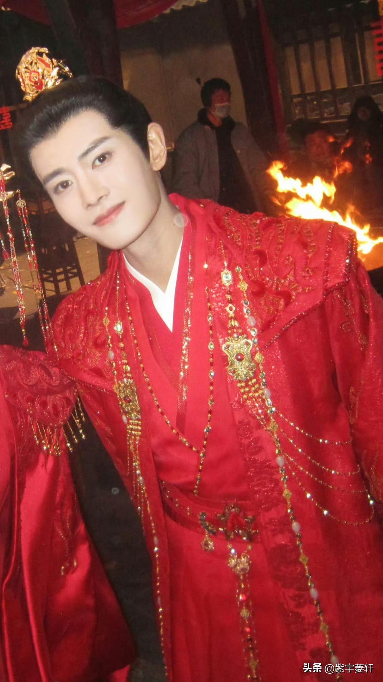 穿个婚服都让忍不住多看几眼，
但是戏里的结婚名场面都不怎么愉快，
各有各的麻烦，