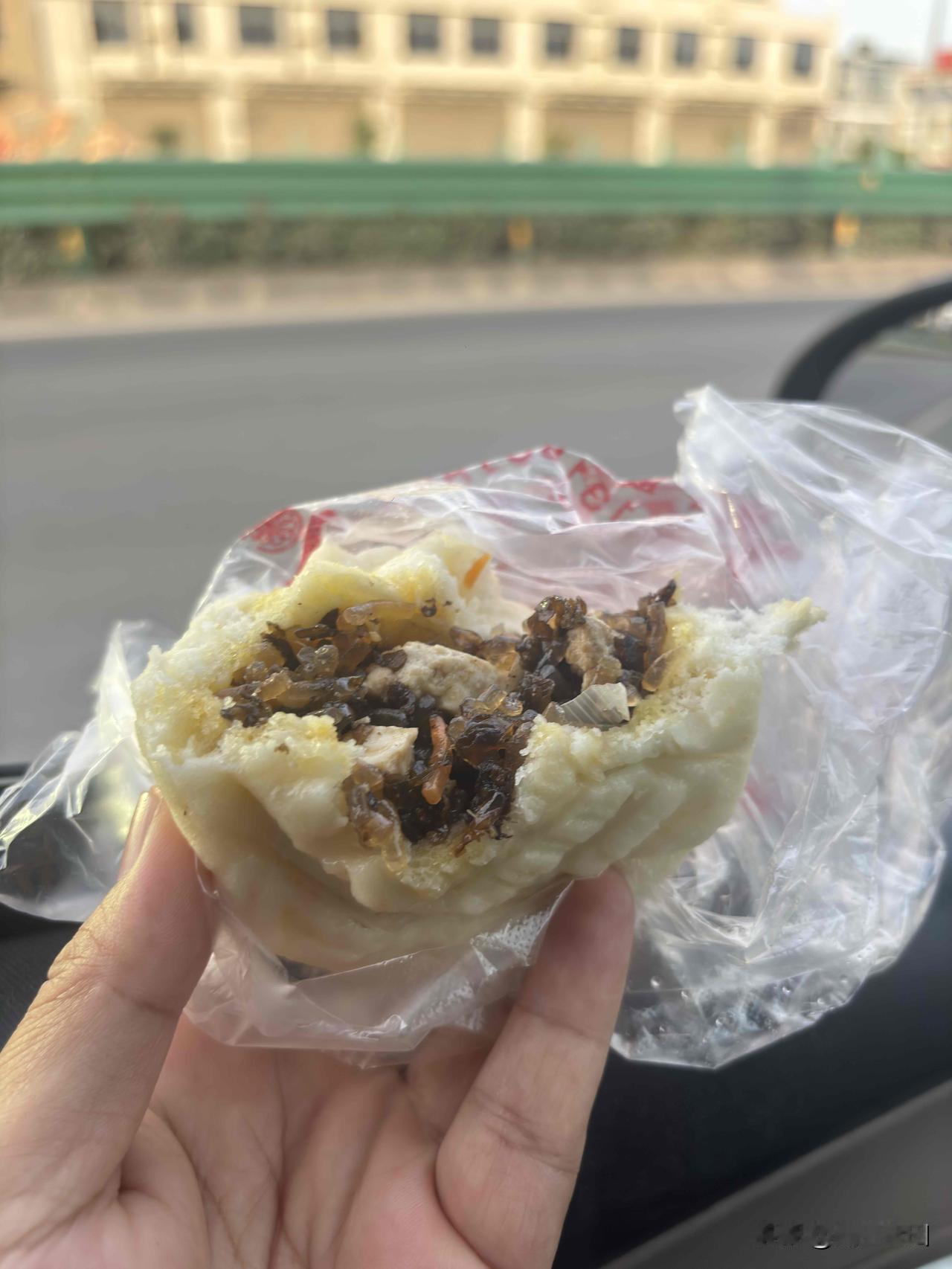 蓝田华胥卫军包子，个人最喜欢吃的就是茄子包子了，地软包子感觉不如时辰包子好吃。这