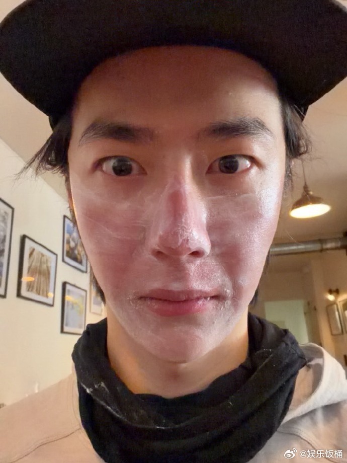 王一博跟我太不见外了王一博胡茬照王一博胡茬照，这么萌啊，好窄的小脸[奶牛猫]怎么
