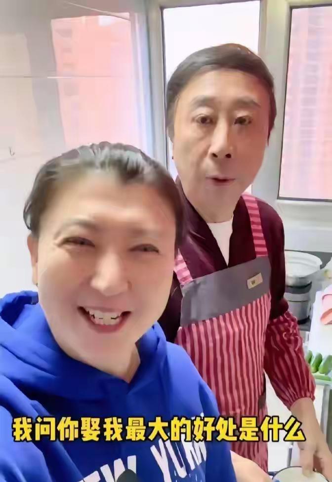 冯巩和闫学晶天天在抖音上怎么老是一起出镜呢？他们到底是什么关系啊？看迷糊了。