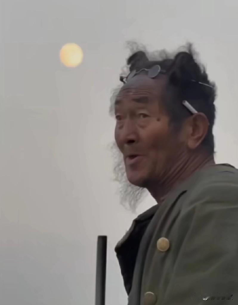 我瞧不上他居无定所，
他瞧不上我满身枷锁。
我瞧不上他三餐难继，
上顿饱了下顿成