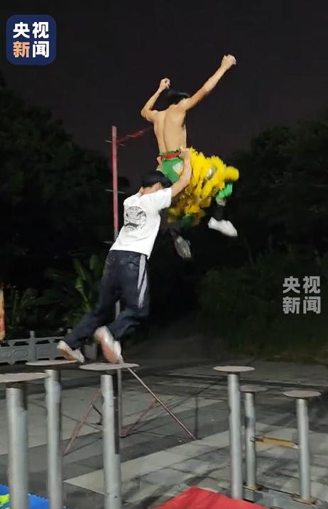 “这一下彻底解释不清了！”近日广东东莞，一段‘雄狮少年’暑夜练高桩的视频火了 —