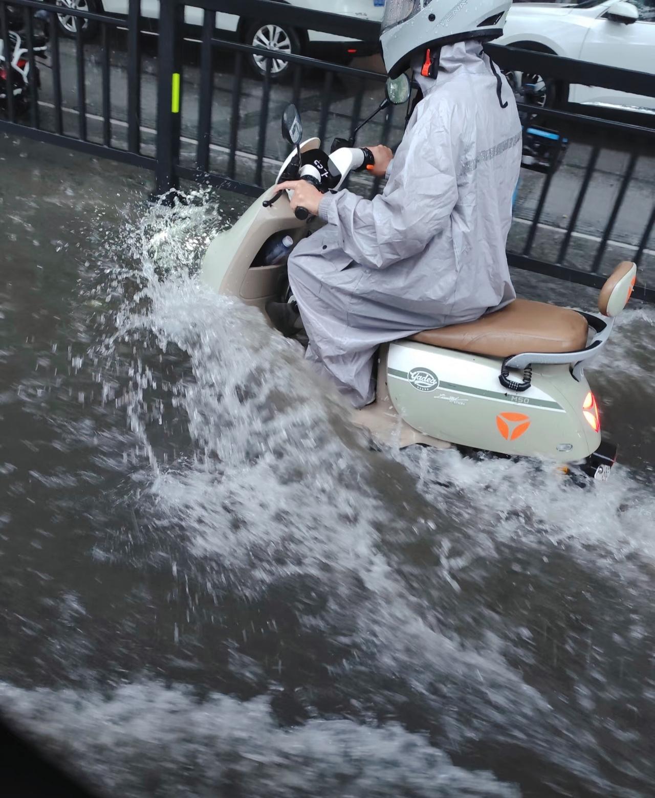 暴雨泡车别急着推，多做一步省下上千维修费！
昨天暴雨，小区门口电动车全泡水里，好