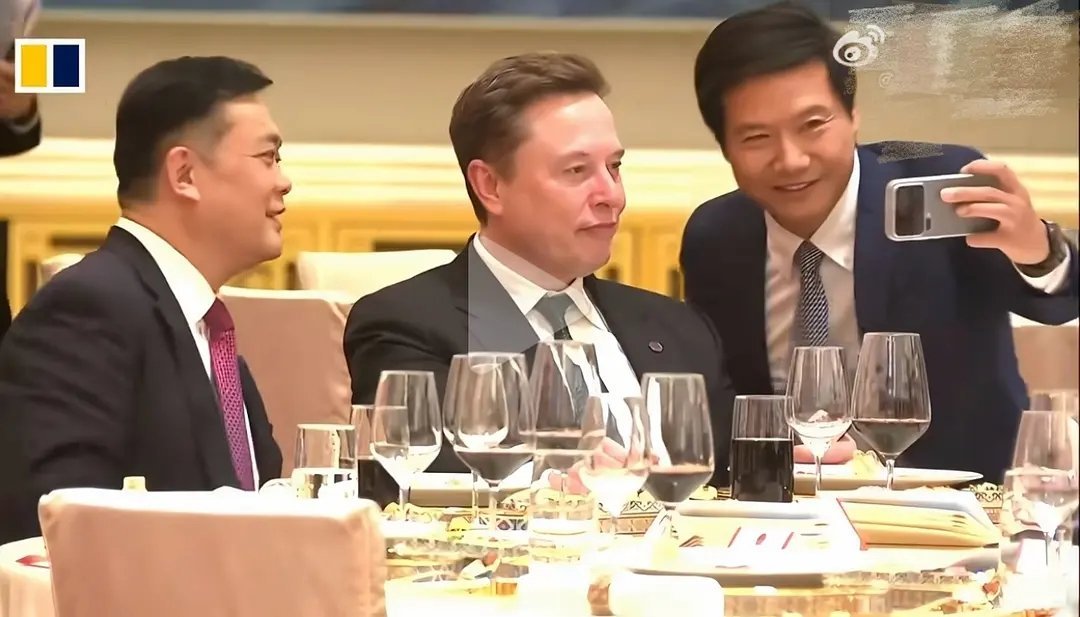 雷军视频里谄媚的有点丢人。。。马斯克也够没品的。。。全程连站起来都没有。。。虚荣