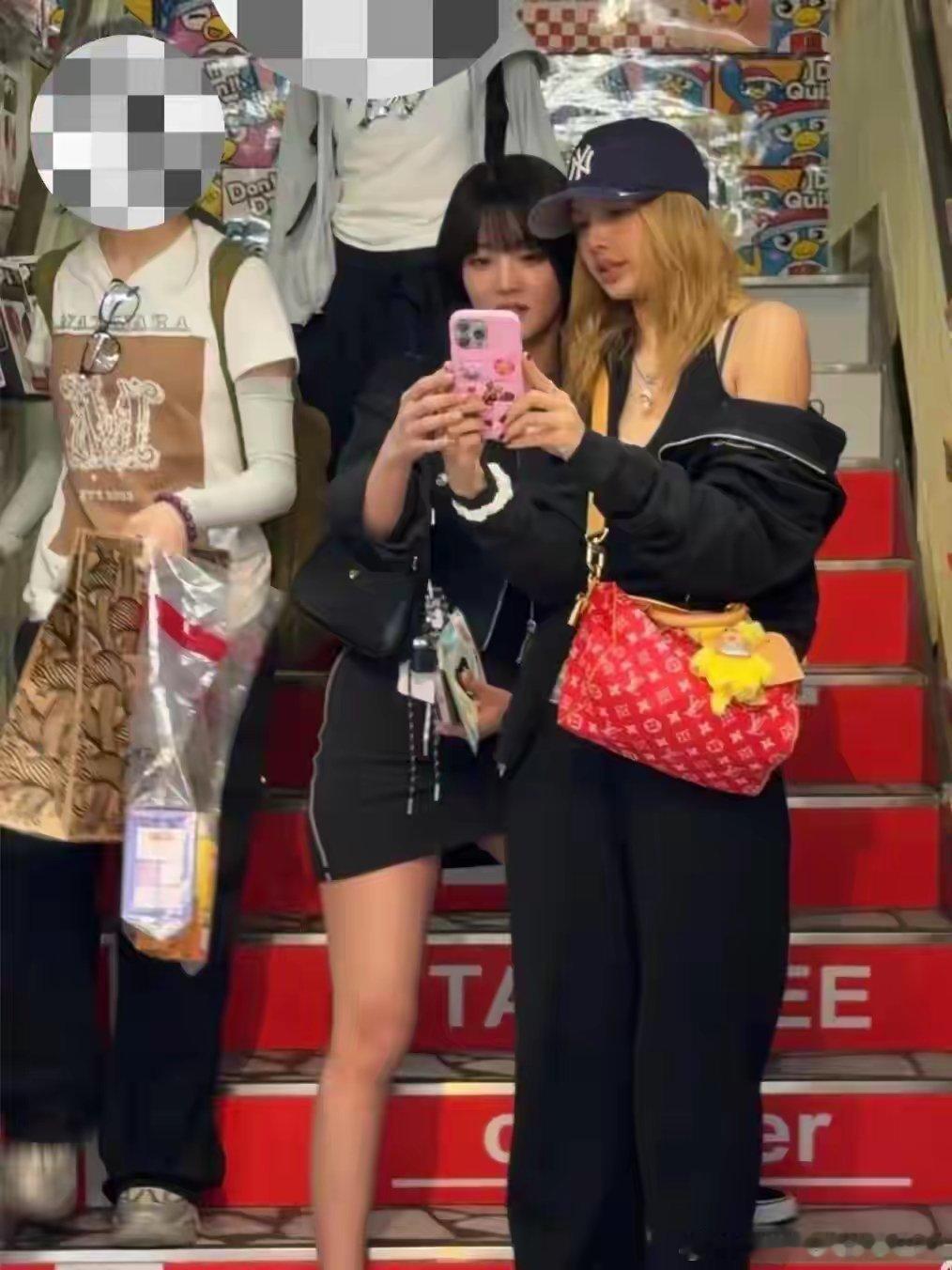 Lisa穿印有中文的裤子Lisa穿了条写着中文的裤子，她的LV包上挂着蒙奇奇，她