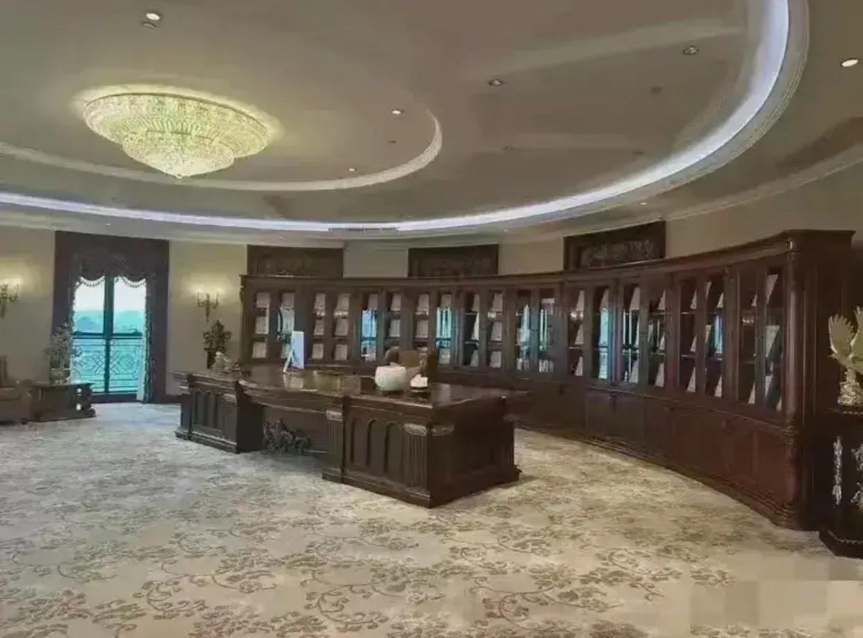 疯狂的许家印终究不可一世！[憨笑]种种表现注定他所走的路是死胡同。
许家印办公室