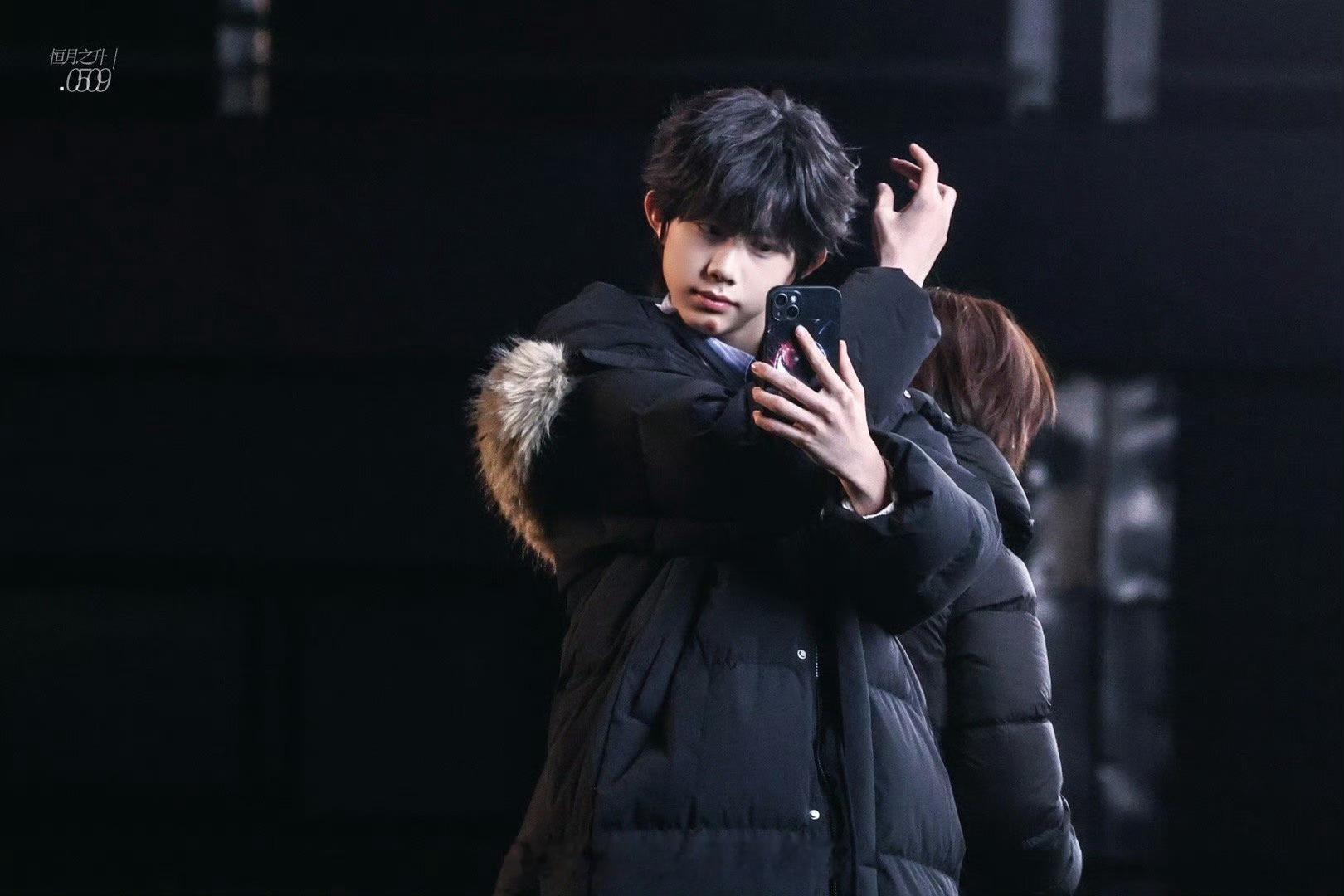 陈奕恒今日外出拍摄路透饭拍好可爱的小猪包啊啊，太萌了吧陈奕恒 四代顶级视觉门面