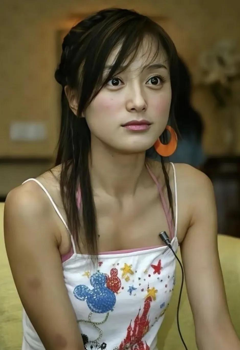 跟现在不一样啊

她也微do了吧

眼镜还是那么大

就是现在的气质形象

跟年