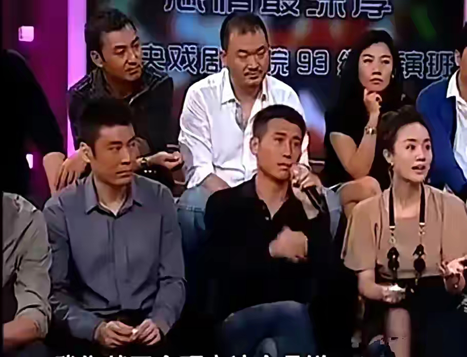 李乃文这人真有点儿意思。大学那会儿唐旭住院做手术，他非要给医生送月饼表谢意，结果