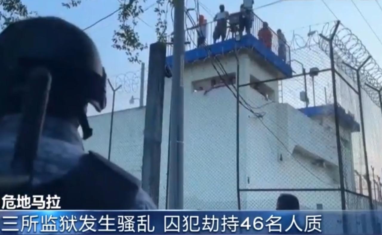 危地马拉三所监狱突发骚乱，囚犯控制了监狱区域，劫持46名人质与外界对峙。画面中，