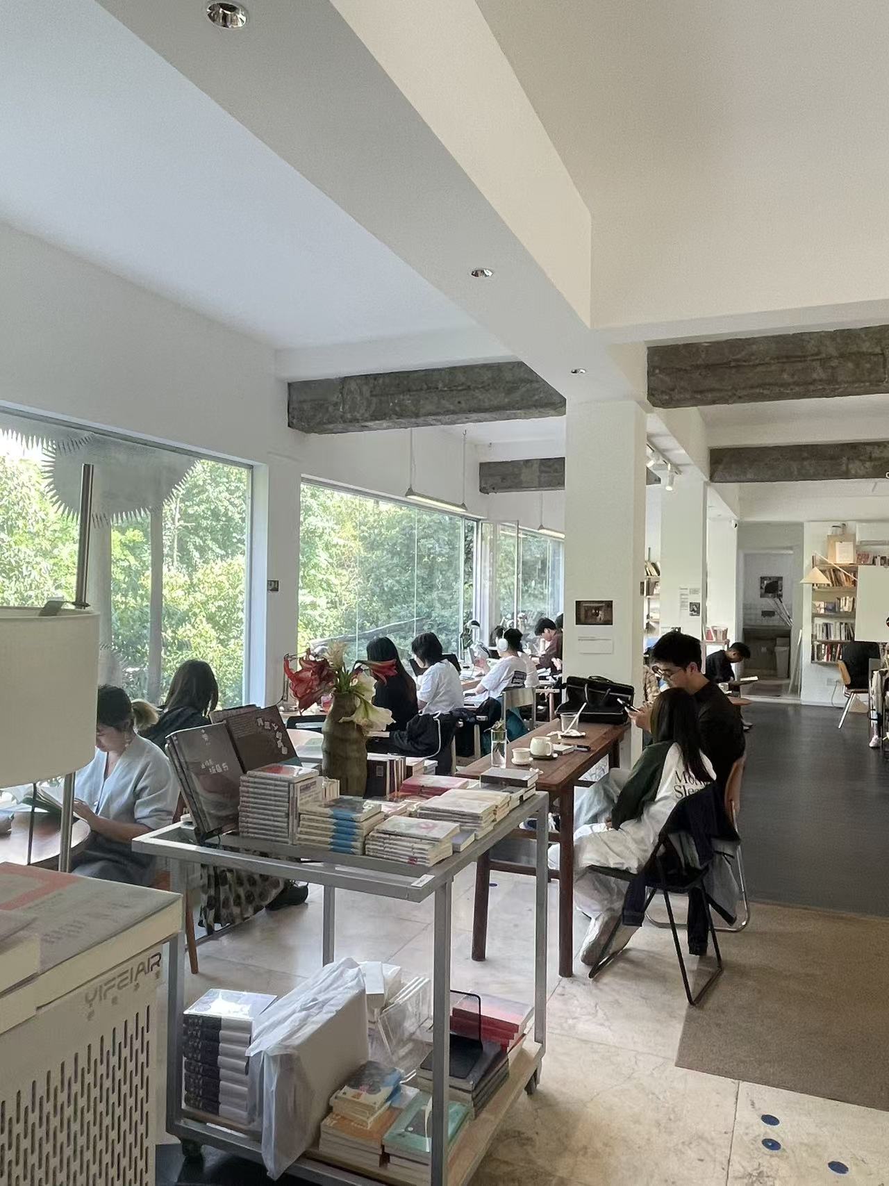 新空间,新活力丨“白读”新店:既然有人需要和喜欢书店