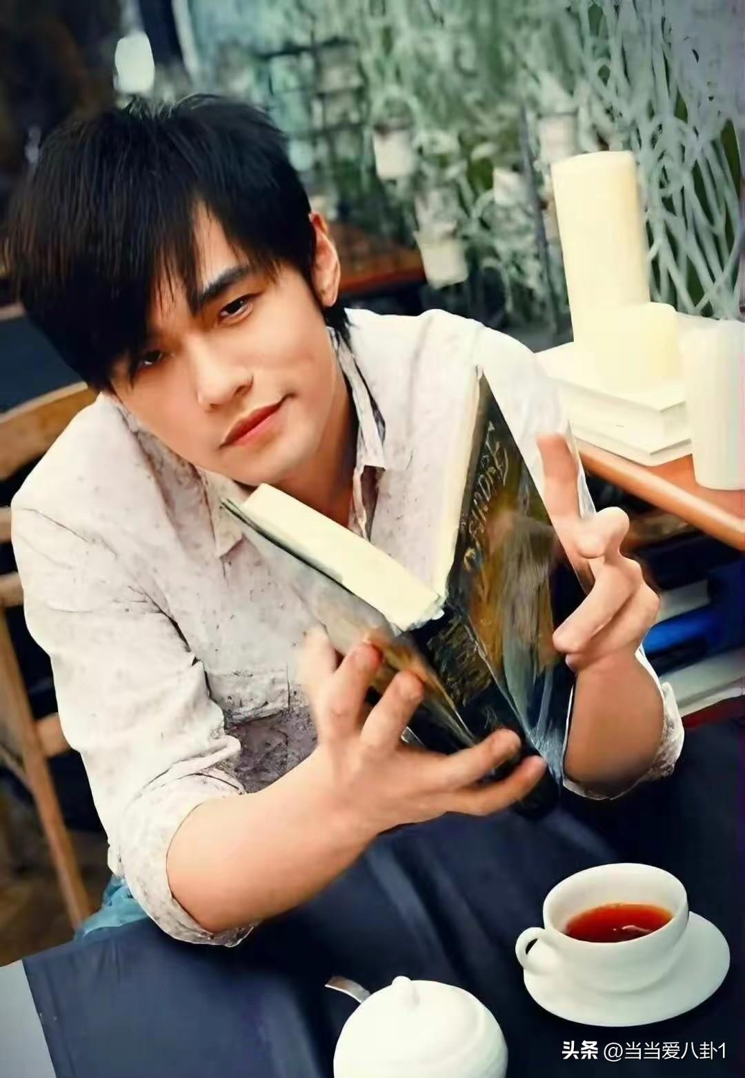说几句粉丝不爱听的。娱乐圈最爱的就是给明星立人设造神，明星也是普通人，李敖说过，