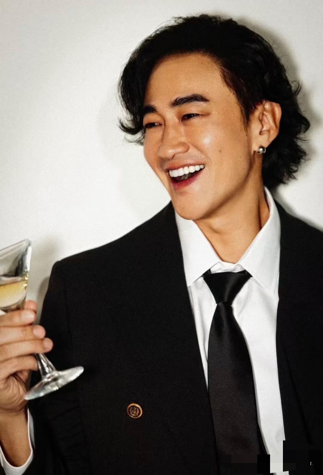 何润东这个人，
让人喜欢的不仅仅是他翻红的演技，
更多的是他一直以来对自己的要求