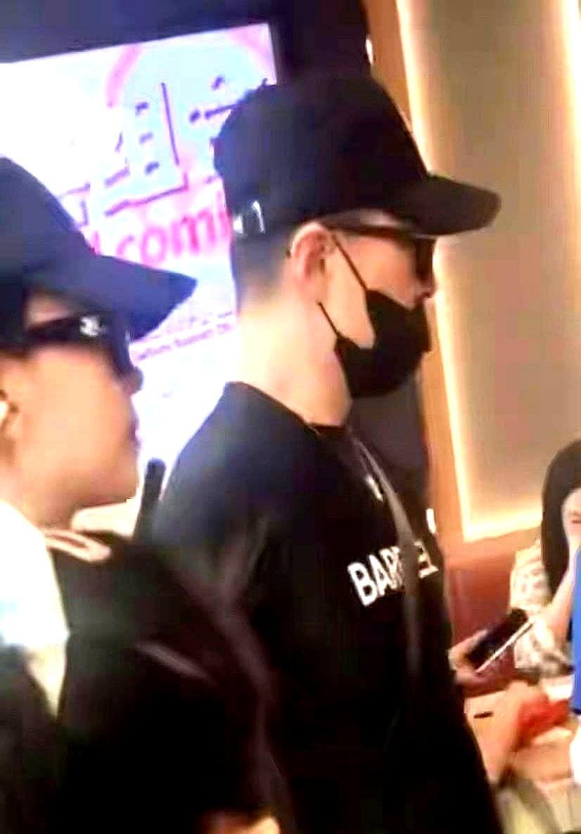 前任说他俩是搭伙过日子，看了三亚街头这张照片，我信了。
 
汪峰趿拉着拖鞋，紧身