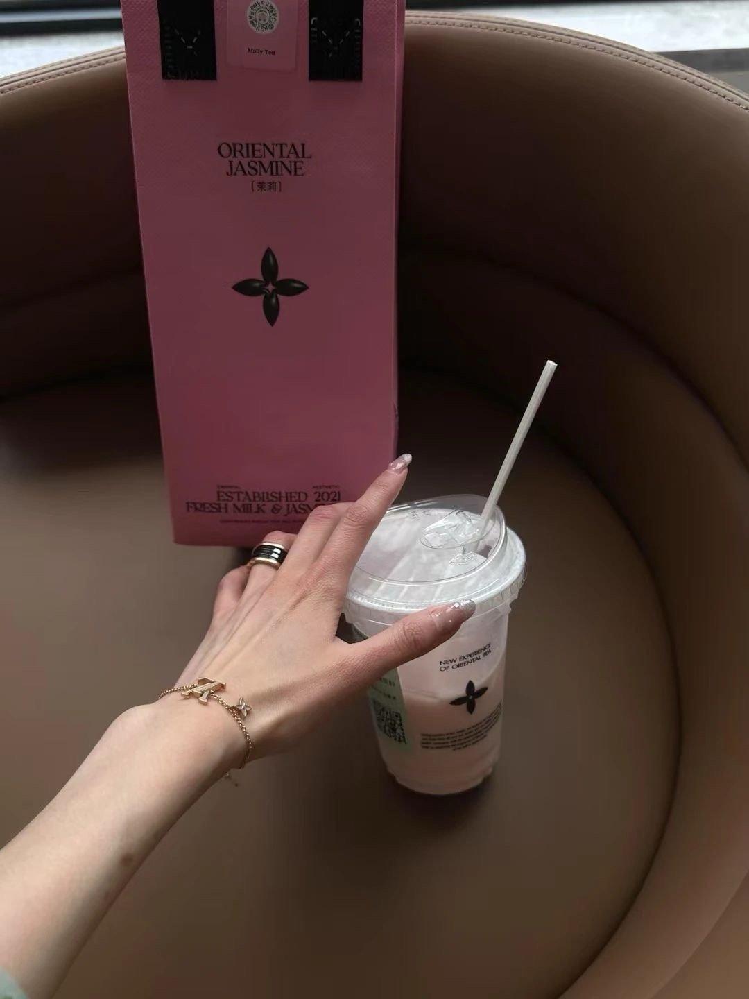 𝐃𝐚𝐢𝐥𝐲 𝐩𝐥𝐨𝐠如果没有我你会更开心的话 那我不会成为你的