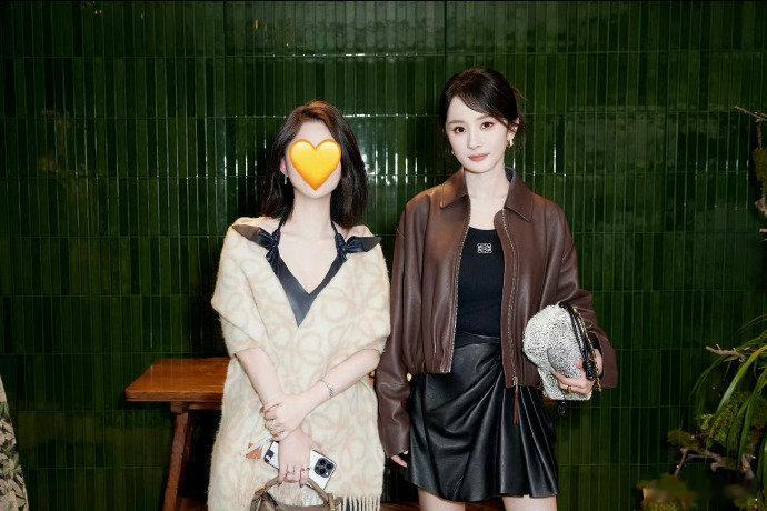杨幂单独在二楼  杨幂全球代言人待遇 不愧是杨幂！罗意威活动中，她单独在二楼的待