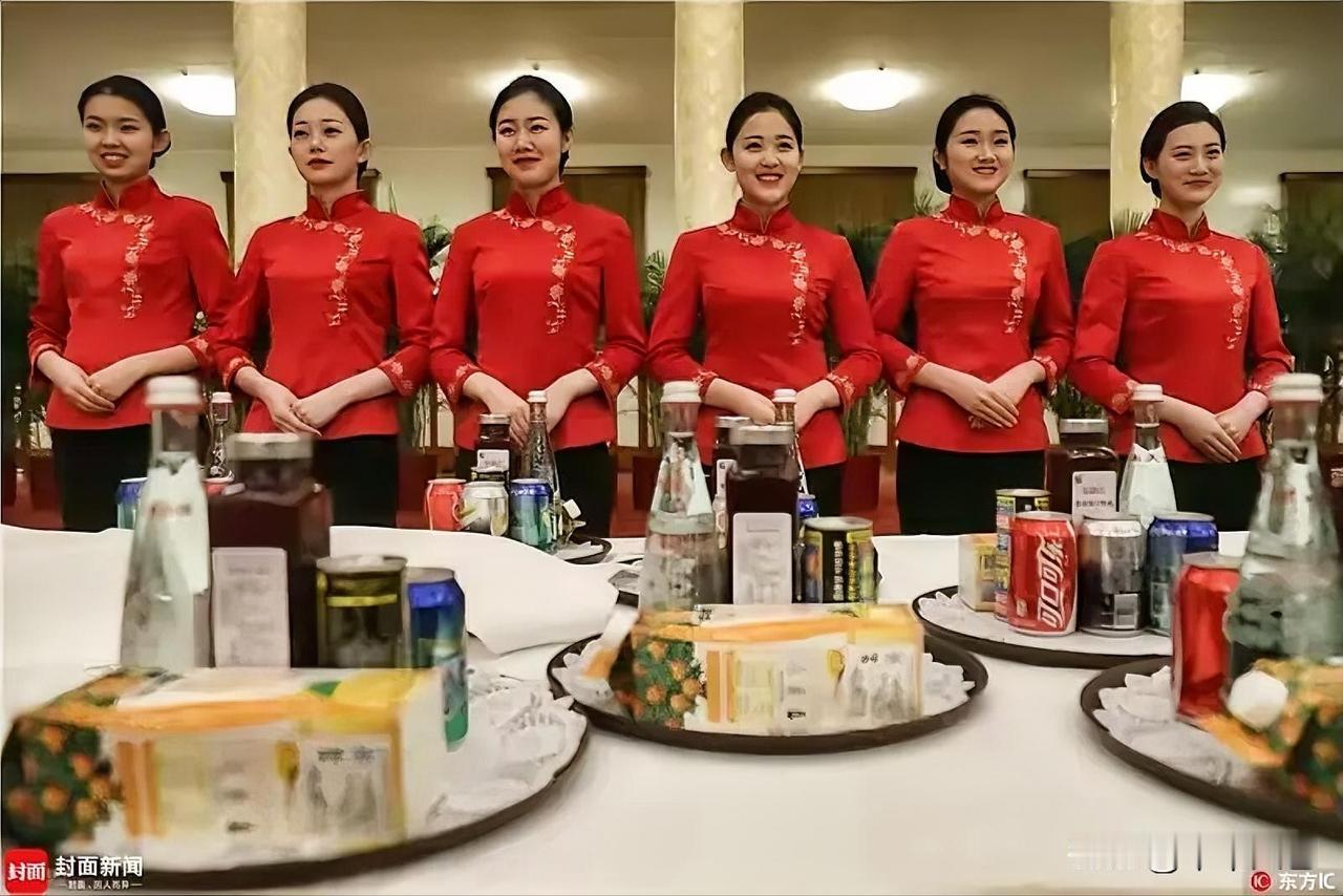 这六人都应该是服务员，只是那个姑娘似曾相识。