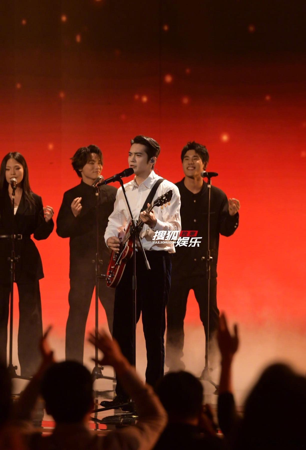 北影节开幕式内场 于适弹唱他为电影《四渡》写的《理想之歌》，穿白衬衫弹吉他太好看