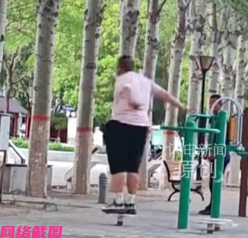 内蒙古包头有男子在一处公园内玩起了转盘，虽然男子身材还有点胖，但动作却是疯狂，转