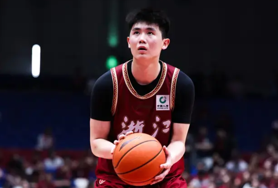 李悦洲常规赛场均5.8分，季后赛场均登场21.3分钟得到8.3分