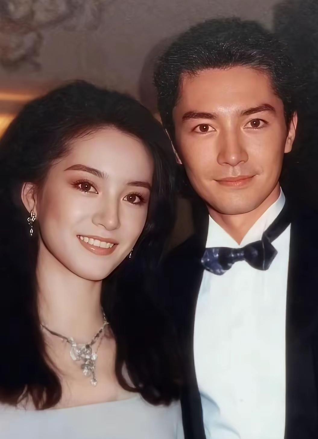 林青霞和尊龙这两位人间绝色果然与众不同，绝色就是绝色，竟然长得有九分相分之说，林