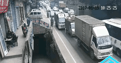 正在大道上行驶
开什么门啊？开也要观察有没有行人啊，货车副驾驶一下开门，把正常骑