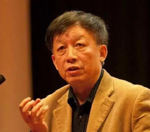 厦大课堂上，一名女生突然站起来冲易中天喊了句"易老师，我想嫁给你"。易中天没慌也