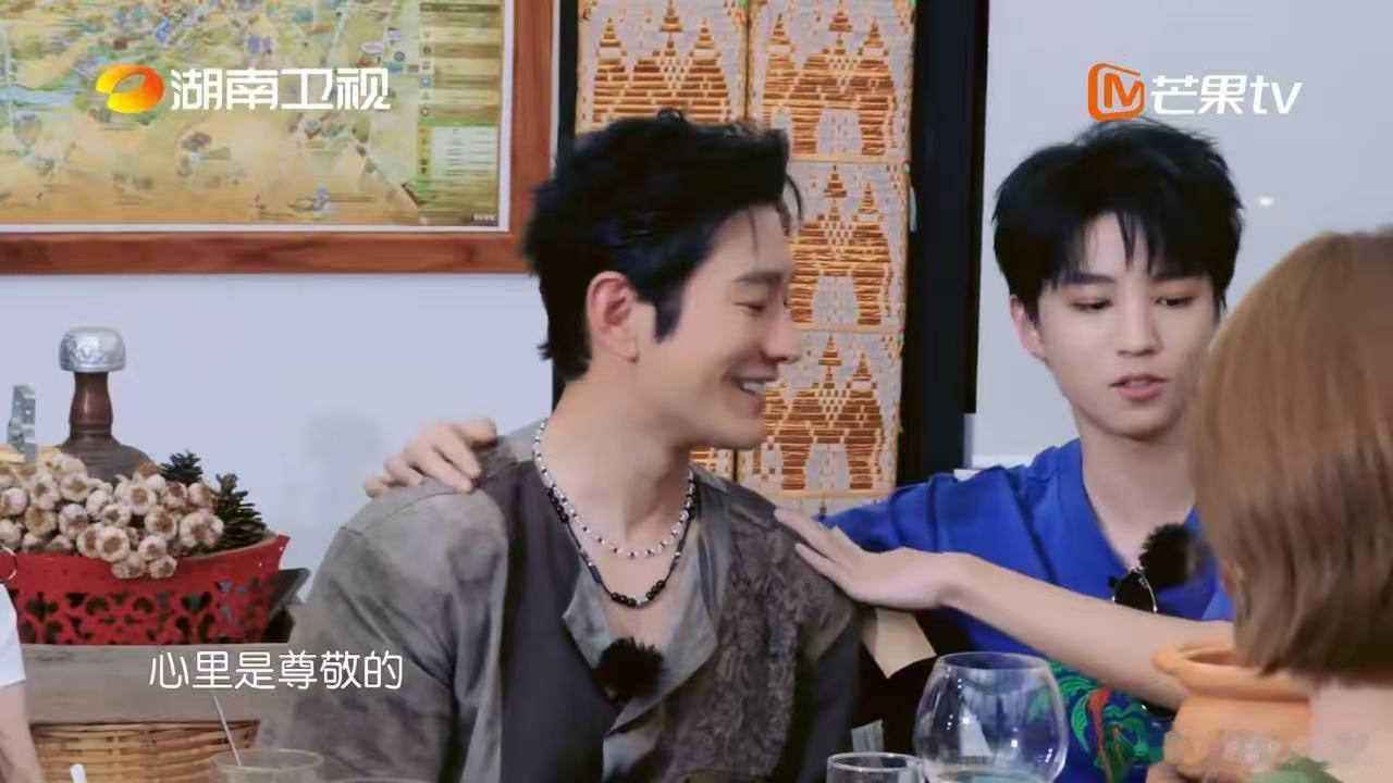 《中餐厅》这季晓明哥状态有点放飞啊，自嘲完店长被使唤，转头就学猫叫。王俊凯姜妍被