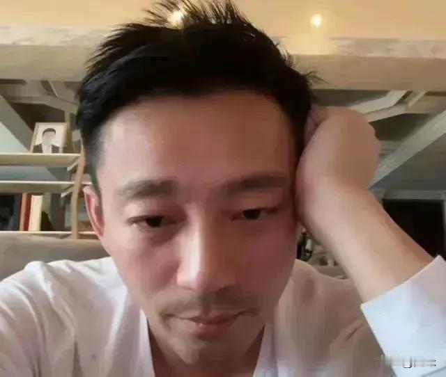 汪小菲什么都好，就是不会控制自己的情绪。
标志性的一上头就到网上一顿乱讲话，任然