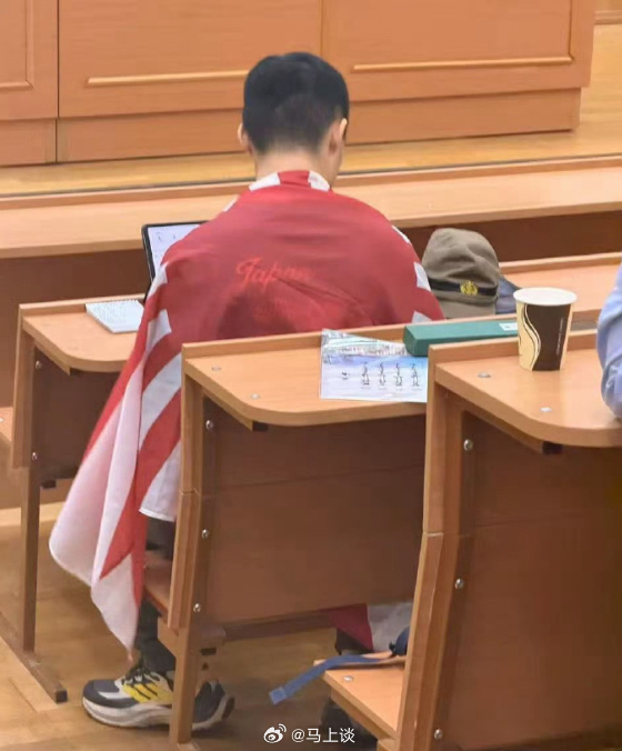 身披旭日旗中国留学生或被开除遣返 直接遣返到日本，也算是满足他的心愿了…作为学历