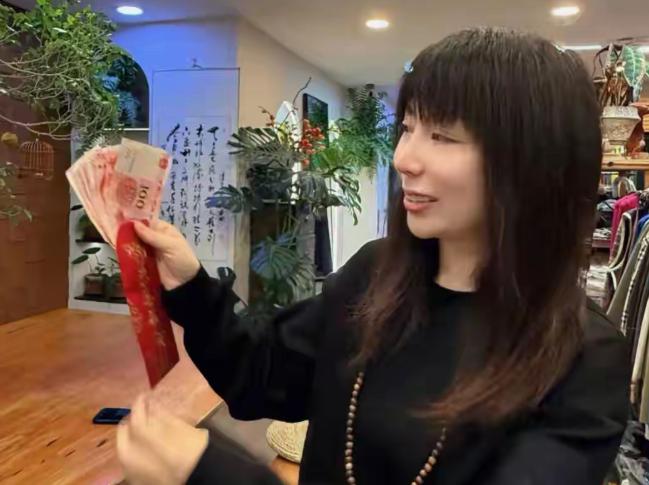 武汉，一女子8年前在网上看到00后山东小伙说没钱吃饭，心软转了500块帮他渡过难