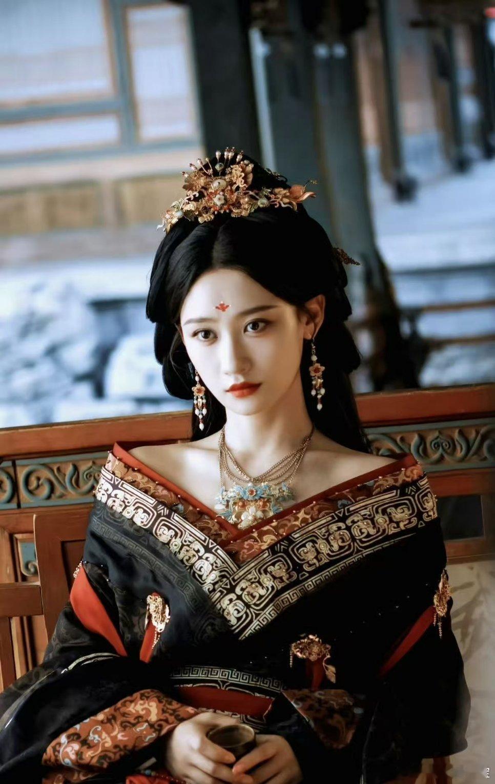曝七星彩女二何宣林刷到爆料眼前一亮，宣林姐姐终于要有新剧了吗？不管是不是真的，先
