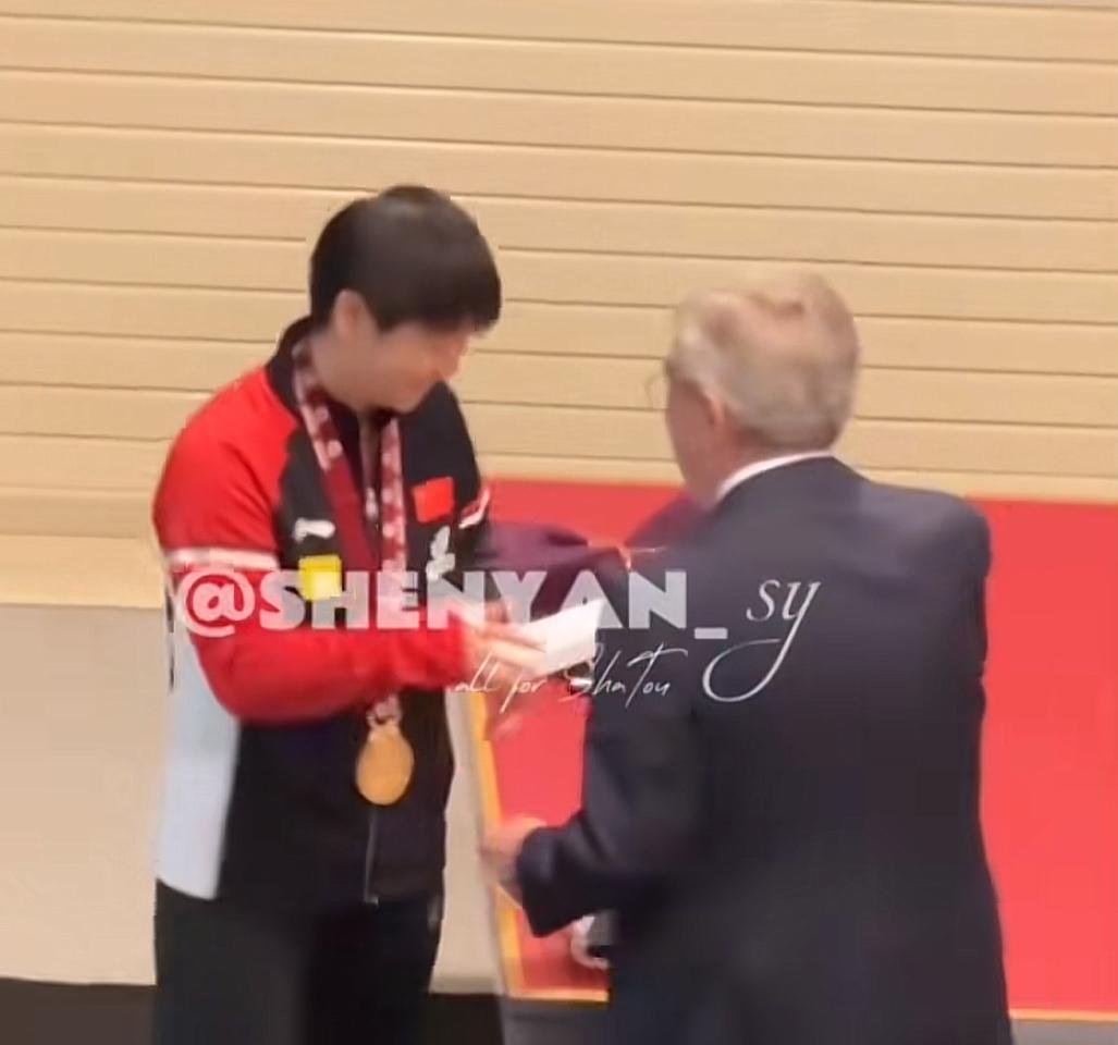 小事看人品，大事看格局，这就是宝藏女孩的人品和格局，有几个人能做到连续几次让国际