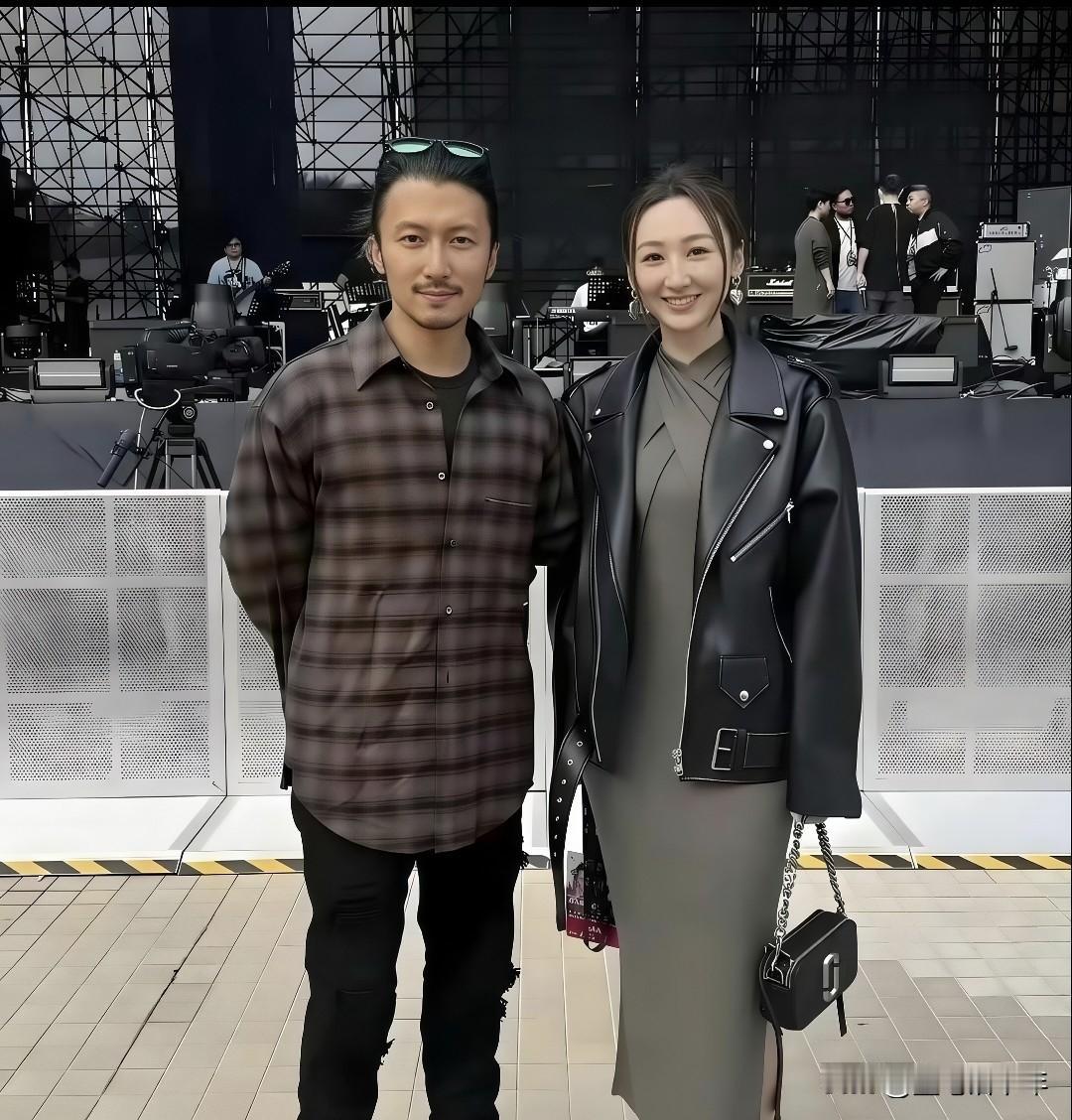 45岁谢霆锋，沧桑感拉满！

家人们，刷到45岁谢霆锋后台近照，直接梦回青春！曾