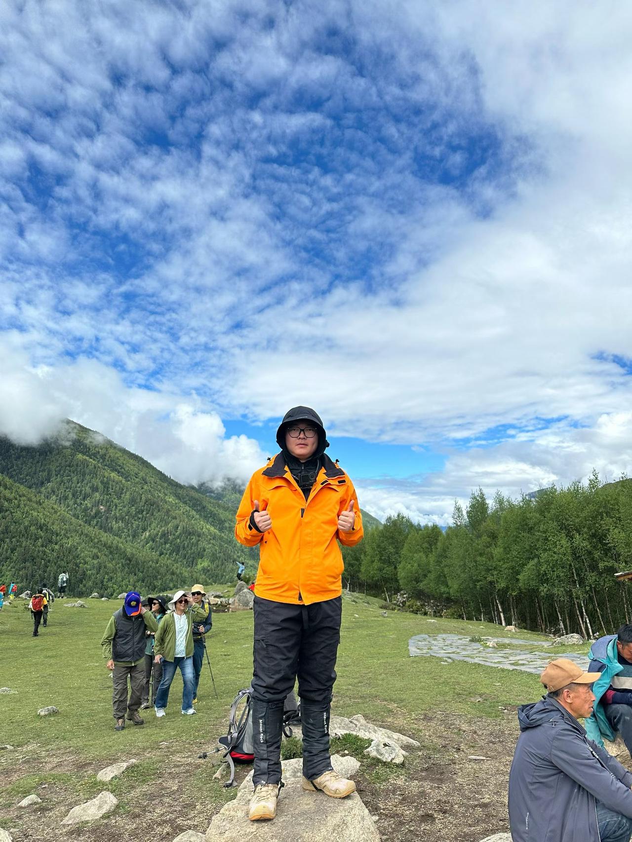 登顶成功！🏔️ 征服高山，拥抱自然！👏🌿
